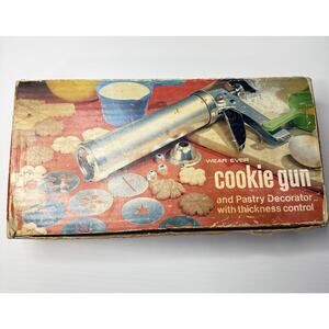 Vintage Wear Ever Cookie Gun Press & Pastry Decorator Bonus Extra Discs & Tips